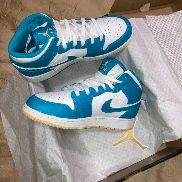 Jordan 1’s mid Sneaker BRAND NEW FRESH OUT THE BOX - Picture 5 of 6